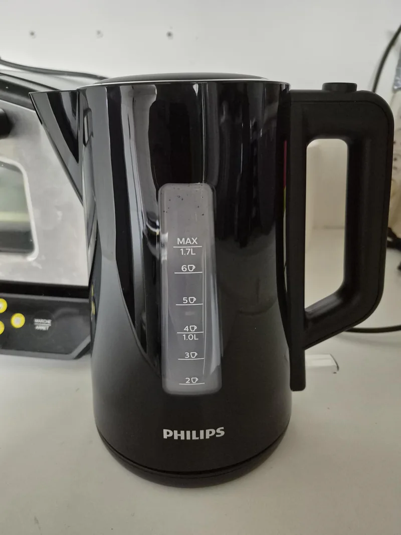 Bouilloire Philips Série 3000 HD9318/20 noire vue de trois quarts